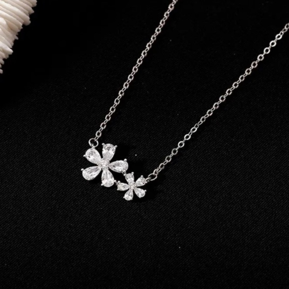 🆕 Silver | Crystal Flower Necklace | NWT